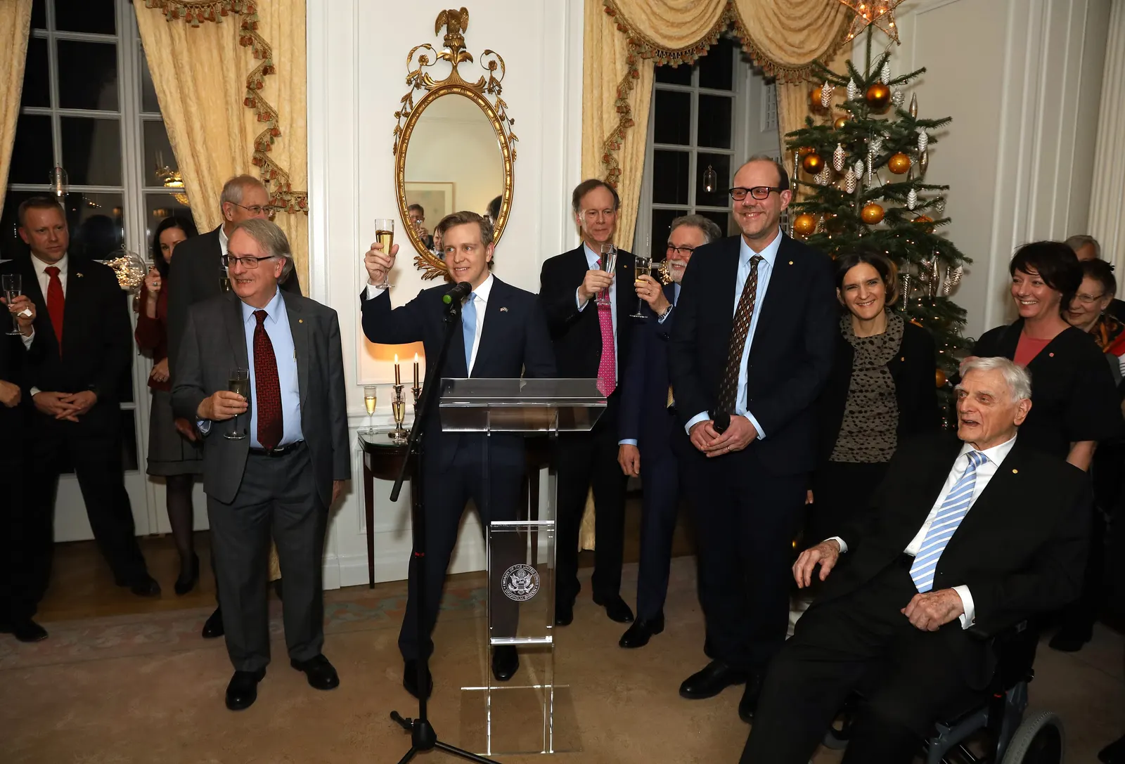 оптимізовано з `media/john-goodenough-2019-reception.jpg`: 3002×2040 px (половина початкової ширини й висоти), JPEG quality 82.