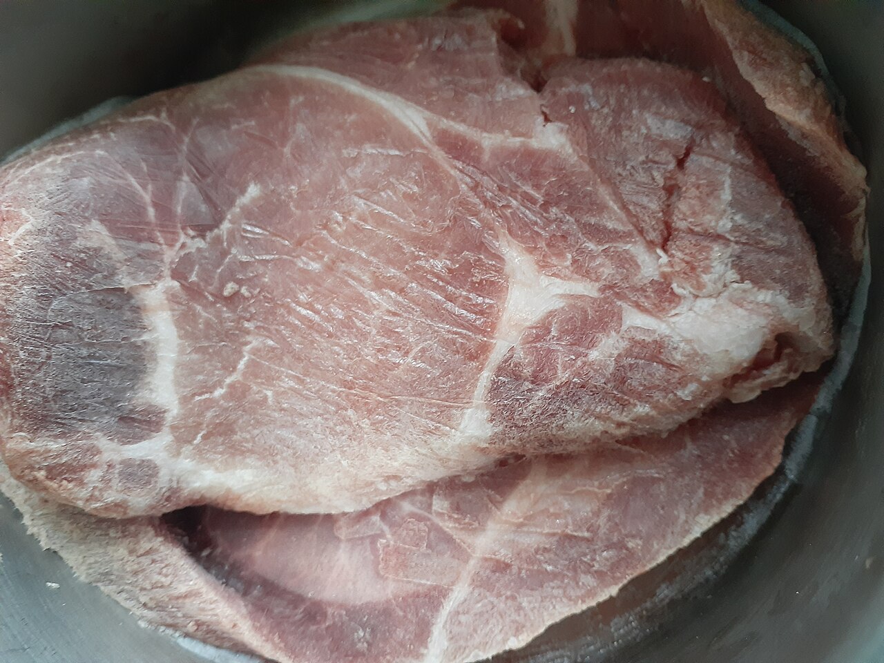 HK food ingredient red meat frozen pork chop raw butt steak white in October 2021. Original file: [HK food ingredient red meat frozen pork chop raw butt steak October 2021 SS2 006.jpg](https://commons.wikimedia.org/wiki/File%3AHK_food_ingredient_red_meat_frozen_pork_chop_raw_butt_steak_October_2021_SS2_006.jpg). Creator: Presixlla MOON. License: CC BY-SA 4.0 (https://creativecommons.org/licenses/by-sa/4.0). Attribution: Presixlla MOON. Downloaded from the verified Commons file page; unaltered image. Checked 2026-10-25.