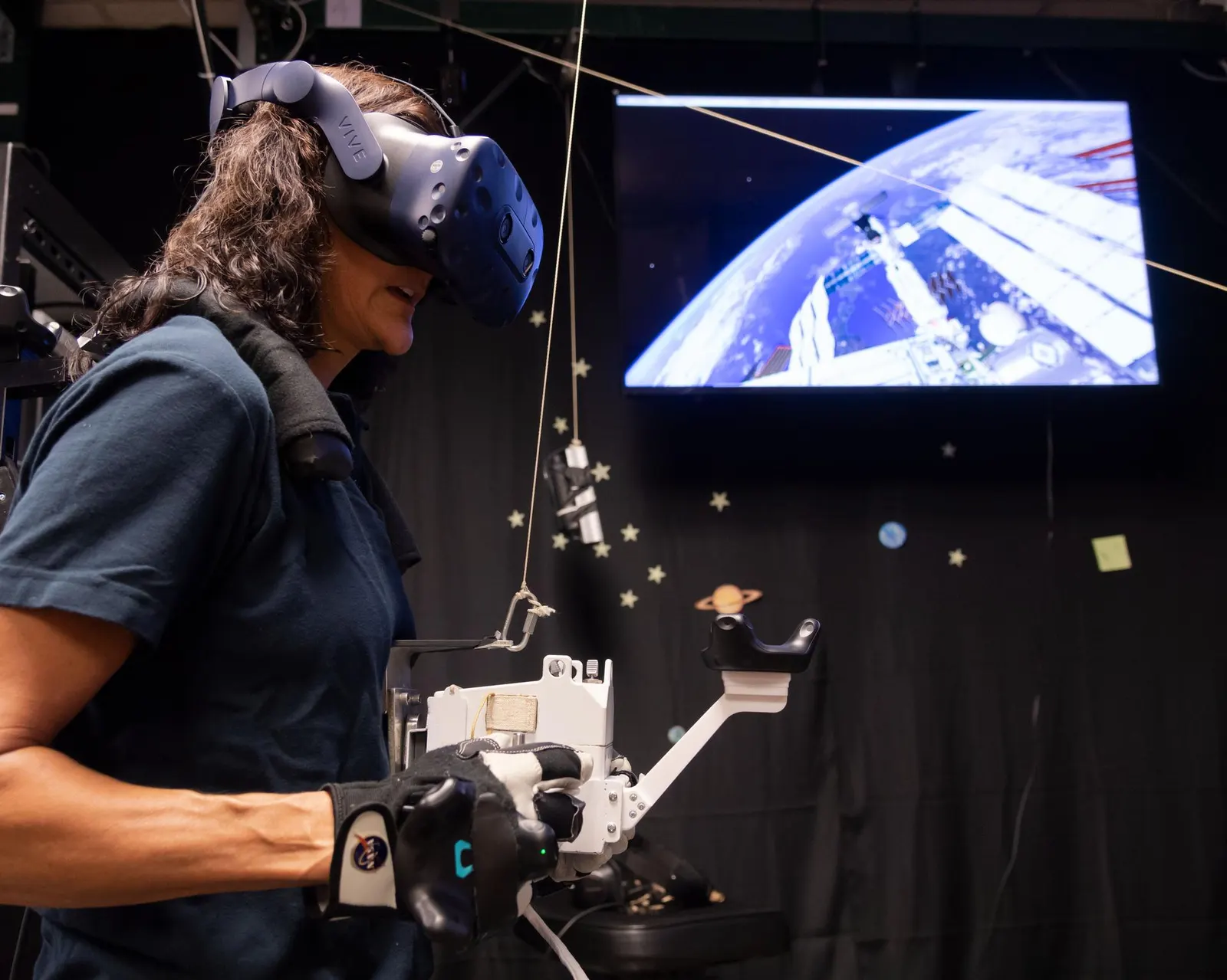 NASA image JSC2018E087573, astronaut Sunita Williams practicing spacewalking in NASA’s Virtual Reality Lab; NASA/JSC/James Blair. Source: https://images-assets.nasa.gov/image/jsc2018e087573/jsc2018e087573~large.jpg. NASA credit; public-domain U.S. federal work. The caption says it is simulated training, not an EVA.