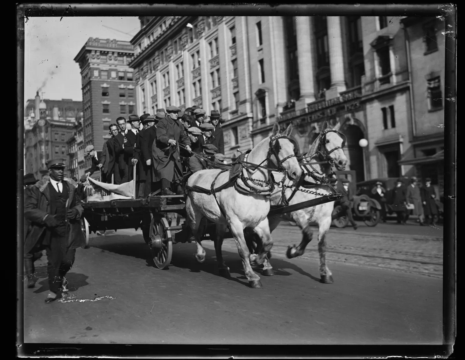 Siegmund “Zishe” Breitbart pulling a wagon with people aboard using his teeth, Washington, D.C., 1923; photographer Harris & Ewing. Library of Congress Prints and Photographs Division, digital ID hec.43602; public domain. Source: https://commons.wikimedia.org/wiki/File:Siegmund_%22Zishe%22_Breitbart,_performer-strongman_who_pulled_a_wagon_with_50_persons_on_board_through_the_streets_of_Washington,_D.C.,_with_his_teeth_LCCN2016892848.jpg.
