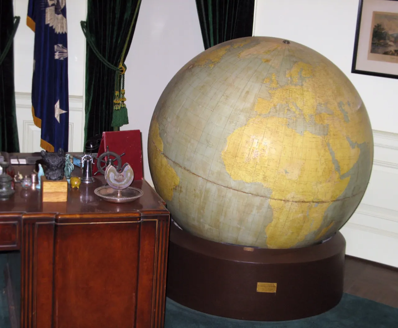 photograph of the 1942 world globe gifted to President Franklin D. Roosevelt, held at the FDR Presidential Library and Museum; contextual image about world geography, not connected to Guinness. FDR Presidential Library & Museum, Wikimedia Commons, https://commons.wikimedia.org/wiki/File:FDR-World-Map-Globe-1942.jpg, CC BY 2.0 (https://creativecommons.org/licenses/by/2.0/). Attribution: FDR Presidential Library & Museum, “FDR’s World Map Globe,” CC BY 2.0, via Wikimedia Commons. Resized to 1280 px wide; checked 2026-10-18.