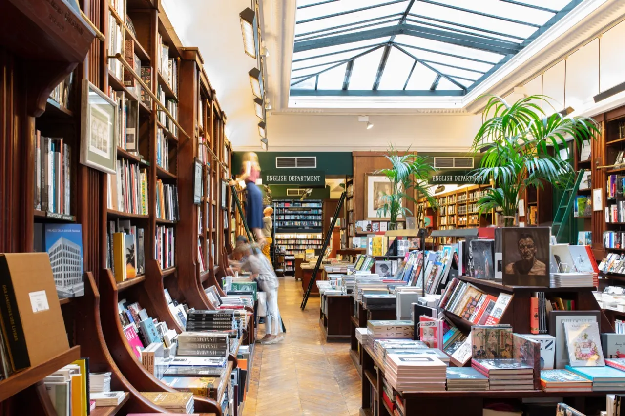 interior of Librairie Galignani in Paris, photographed 11 October 2018; contextual photograph of a bookshop, not of Guinness stock or sales. Photographer: David Atlan, Wikimedia Commons, https://commons.wikimedia.org/wiki/File:Librairie_Galignani_Intérieur.jpg, CC BY-SA 4.0 (https://creativecommons.org/licenses/by-sa/4.0/). Attribution: David Atlan, “Librairie Galignani Intérieur,” CC BY-SA 4.0, via Wikimedia Commons. Resized to 1280 px wide; checked 2026-10-18.
