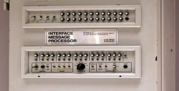 Історичне фото інтерфейсного процесора повідомлень ARPANET, 1969 / Historical photograph of an ARPANET Interface Message Processor, 1969.
