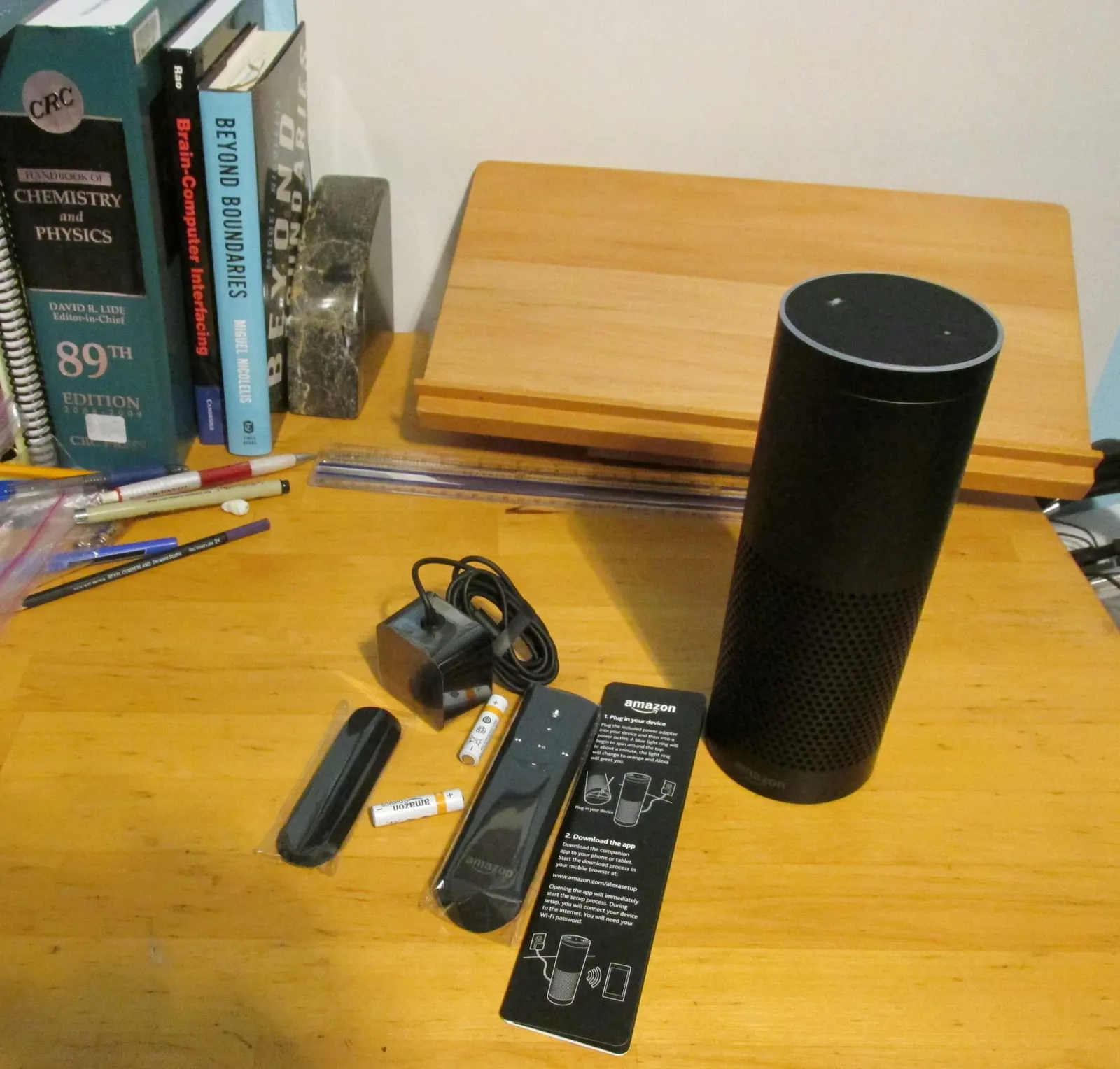 оптимізовано з `media/amazon-echo-unpacked-2015.jpg`: 1810×1728 px (половина початкової ширини й висоти), JPEG quality 82.
