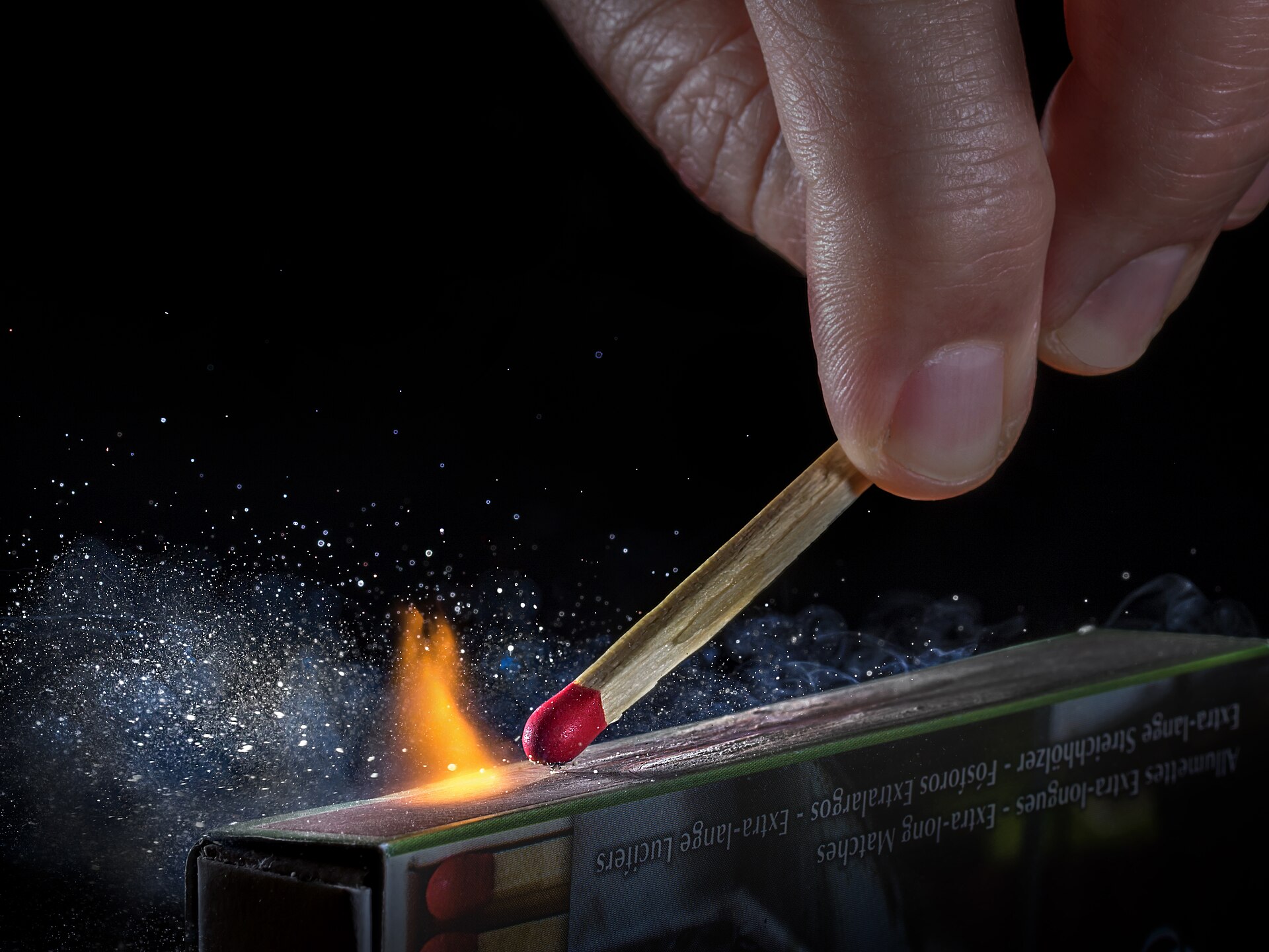 Момент займання сучасного сірника під час тертя / Moment a modern match ignites during friction.
