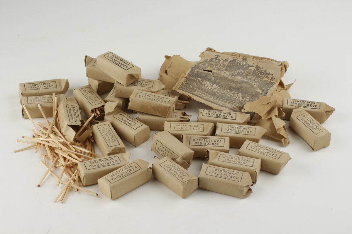 Пакунки сірників зі збірки Sörmland Museum / Packets of matches from the Sörmland Museum collection.