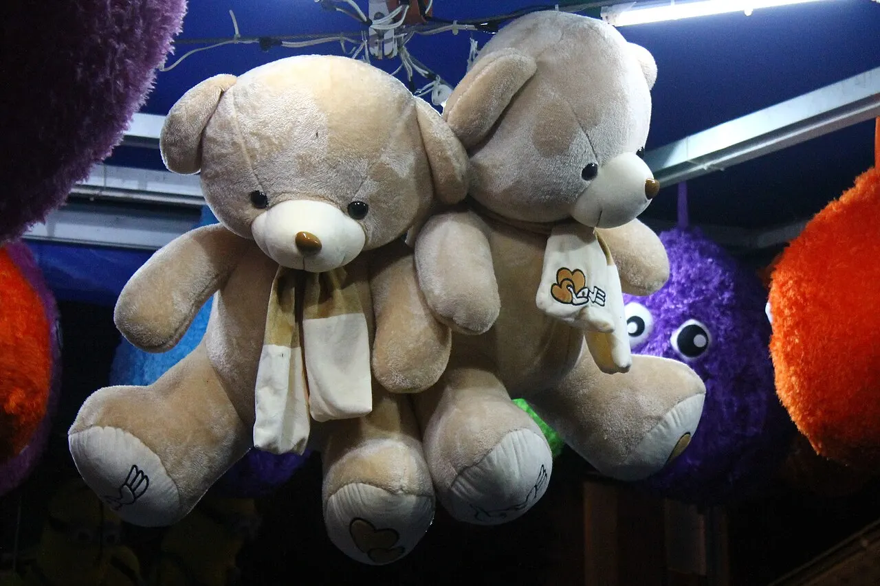 display of teddy bears; contextual photograph, not from Jackie Miley’s collection. Aerous (Elmer B. Domingo), Wikimedia Commons, https://commons.wikimedia.org/wiki/File:Teddy_Bears.jpg, CC BY-SA 4.0 (https://creativecommons.org/licenses/by-sa/4.0/). Attribution: Aerous, “Teddy Bears,” CC BY-SA 4.0, via Wikimedia Commons. Resized download (`?width=1200`); checked 2026-10-18.