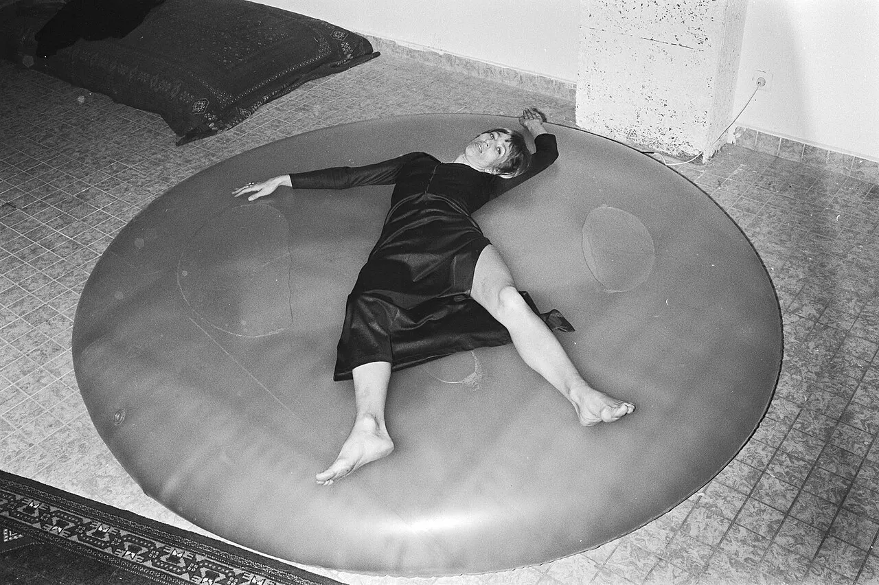 Archival black-and-white photograph of a waterbed demonstration in Amsterdam on 28 May 1971. Photographer: Hans Peters / Anefo; collection and rights holder: Nationaal Archief; Wikimedia Commons license: CC0 1.0. Original file page: https://commons.wikimedia.org/wiki/File:Demonstratie_van_een_waterbed,_Bestanddeelnr_924-5941.jpg. Attribution is not required by CC0; credit retained here for provenance.