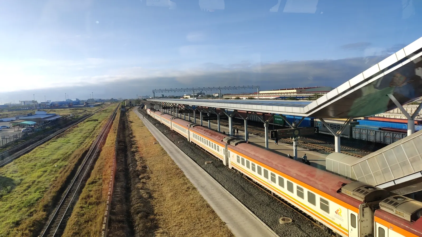 Документальне фото станції Nairobi SGR, 10.09.2024; контекстний приклад залізничної інфраструктури. / Documentary photograph of Nairobi SGR station, 10 Sep 2024; contextual example of rail infrastructure. Creator: Ravi Dwivedi; Wikimedia Commons, CC BY-SA 4.0; unaltered. Required attribution: Ravi Dwivedi, link to license, note no changes. https://commons.wikimedia.org/wiki/File:Nairobi_SGR_Train_Station.jpg