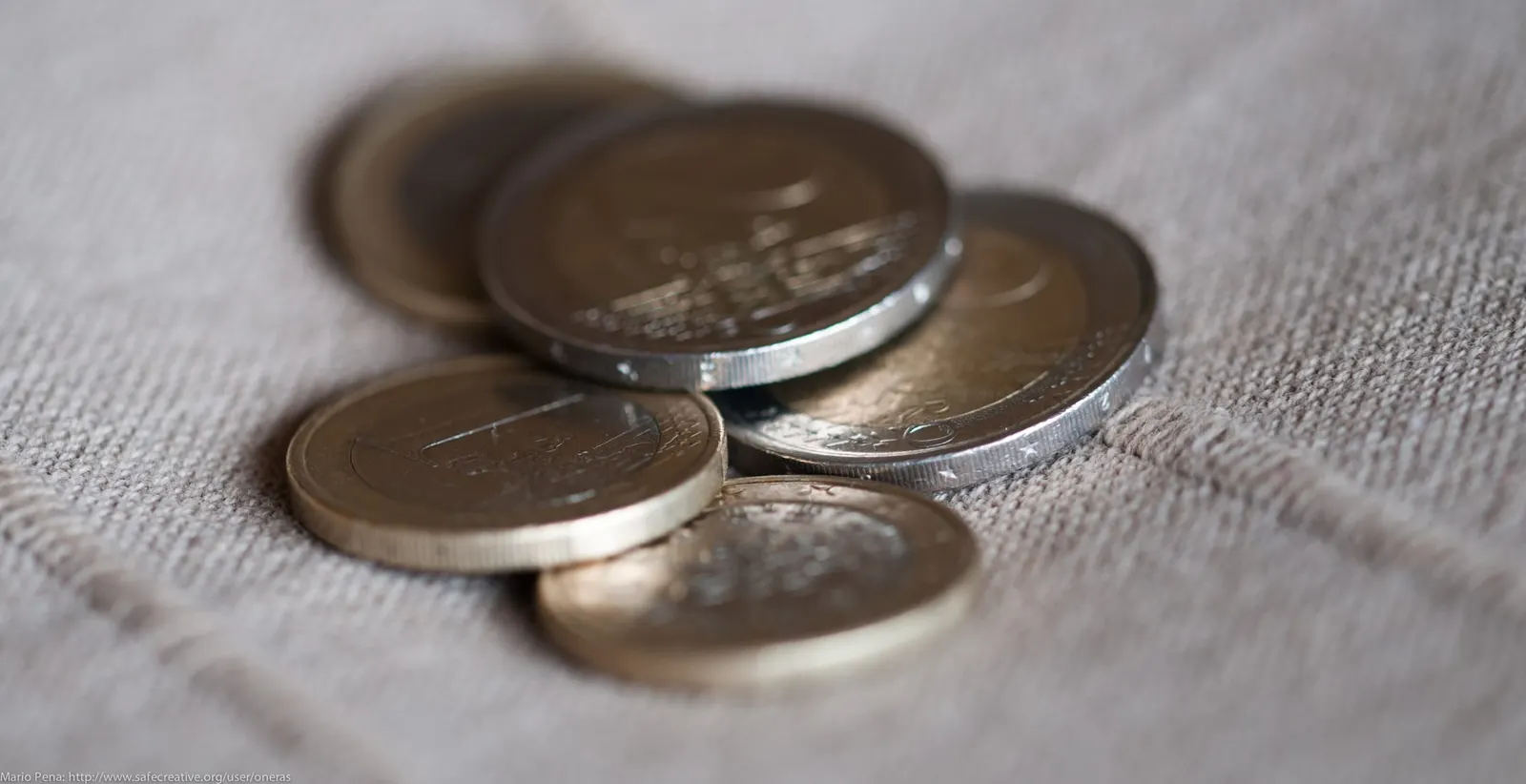 оптимізовано з `media/euro-coins.jpg`: 2144×1101 px (половина початкової ширини й висоти), JPEG quality 82.