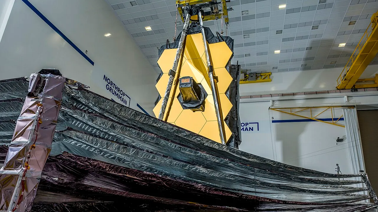 Наземне випробування розгортання сонцезахисного екрана «Вебба» / Ground test of Webb’s sunshield deployment; documentary test photograph, not an in-space photograph.