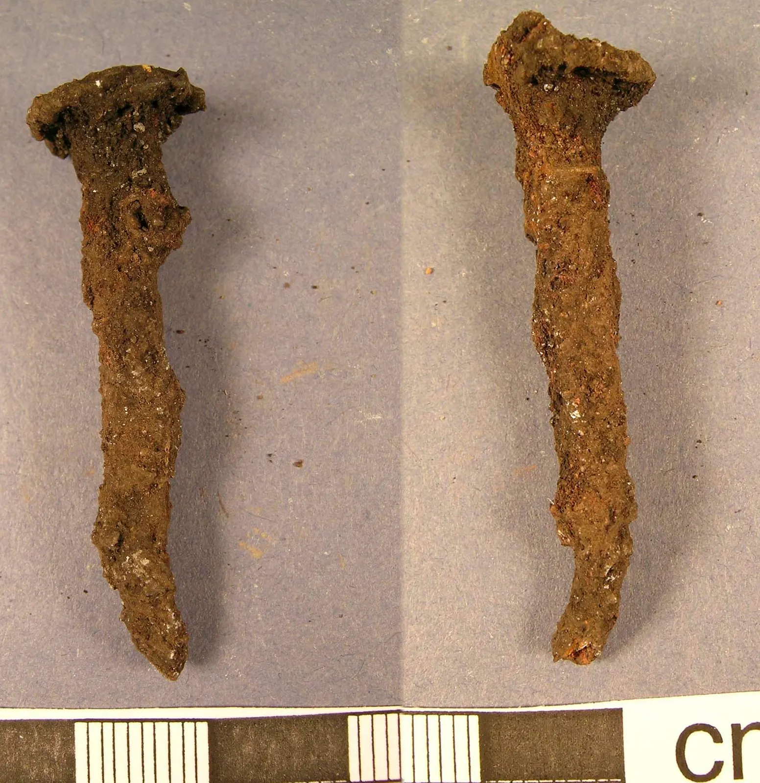 archaeological iron nail, Roman-period find, photographed obverse/reverse; Portable Antiquities Scheme / Trustees of the British Museum; CC BY-SA 2.0; https://commons.wikimedia.org/wiki/File:Roman_iron_nail_(obv.,_rev.)_(FindID_138931).jpg. Attribution: The Portable Antiquities Scheme / Trustees of the British Museum, CC BY-SA 2.0.