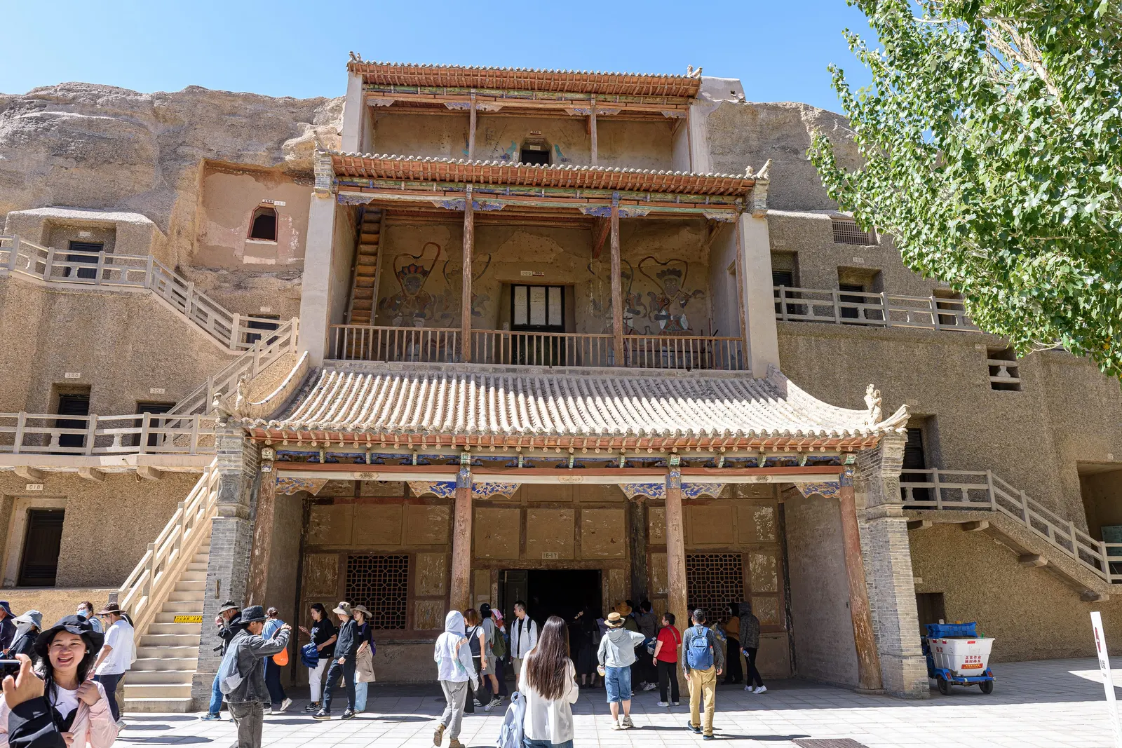 оптимізовано з `media/mogao-caves-16-17-2023.jpg`: 3523×2349 px (половина початкової ширини й висоти), JPEG quality 82.