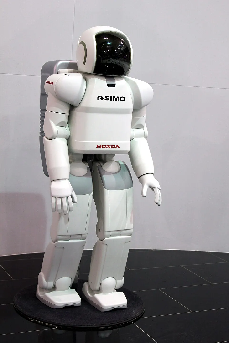 Honda ASIMO at the 2011 Johannesburg International Motor Show. Asset page: https://commons.wikimedia.org/wiki/File:Honda-asimo.jpg. Photographer: Gerald Ferreira. CC BY-SA 3.0; attribution: “Gerald Ferreira / Wikimedia Commons / CC BY-SA 3.0”; no edits. Downloaded 960px rendition.
