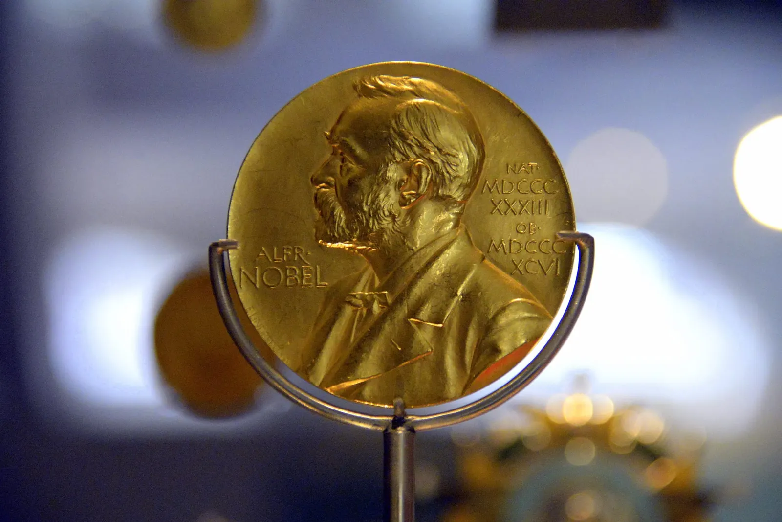 оптимізовано з `media/nobel-medal-fleming.jpg`: 1968×1312 px (половина початкової ширини й висоти), JPEG quality 82.