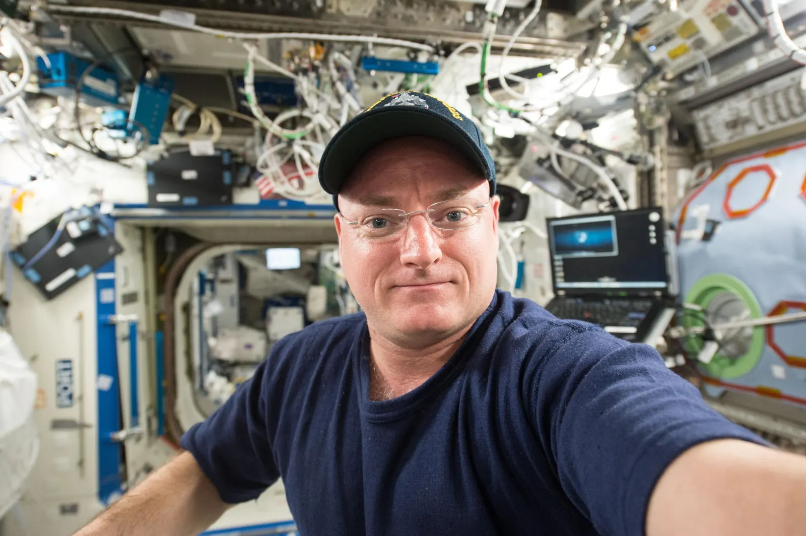 NASA image ISS043E279114, Scott Kelly aboard the ISS in the U.S. Lab during Expedition 43, 2015. NASA credit; U.S. federal public-domain work. Source: https://images-assets.nasa.gov/image/iss043e279114/iss043e279114~large.jpg. Documentary context image, not a depiction of feet or skin changes.