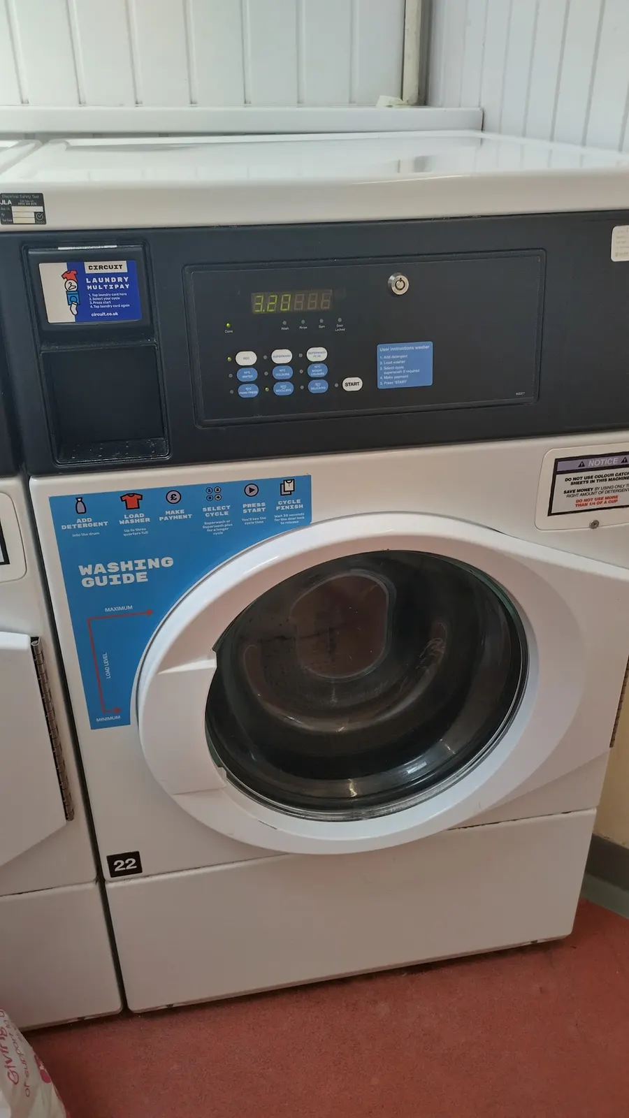 фото пральної машини Circuit Laundry у Halifax College, University of York (2024), автор Voello, CC BY 4.0. Сторінка файлу: https://commons.wikimedia.org/wiki/File:Circuit_Laundry_washing_machine.jpg. Ліцензія: https://creativecommons.org/licenses/by/4.0/. Атрибуція: Voello, CC BY 4.0, через Wikimedia Commons; зображення без змін.
