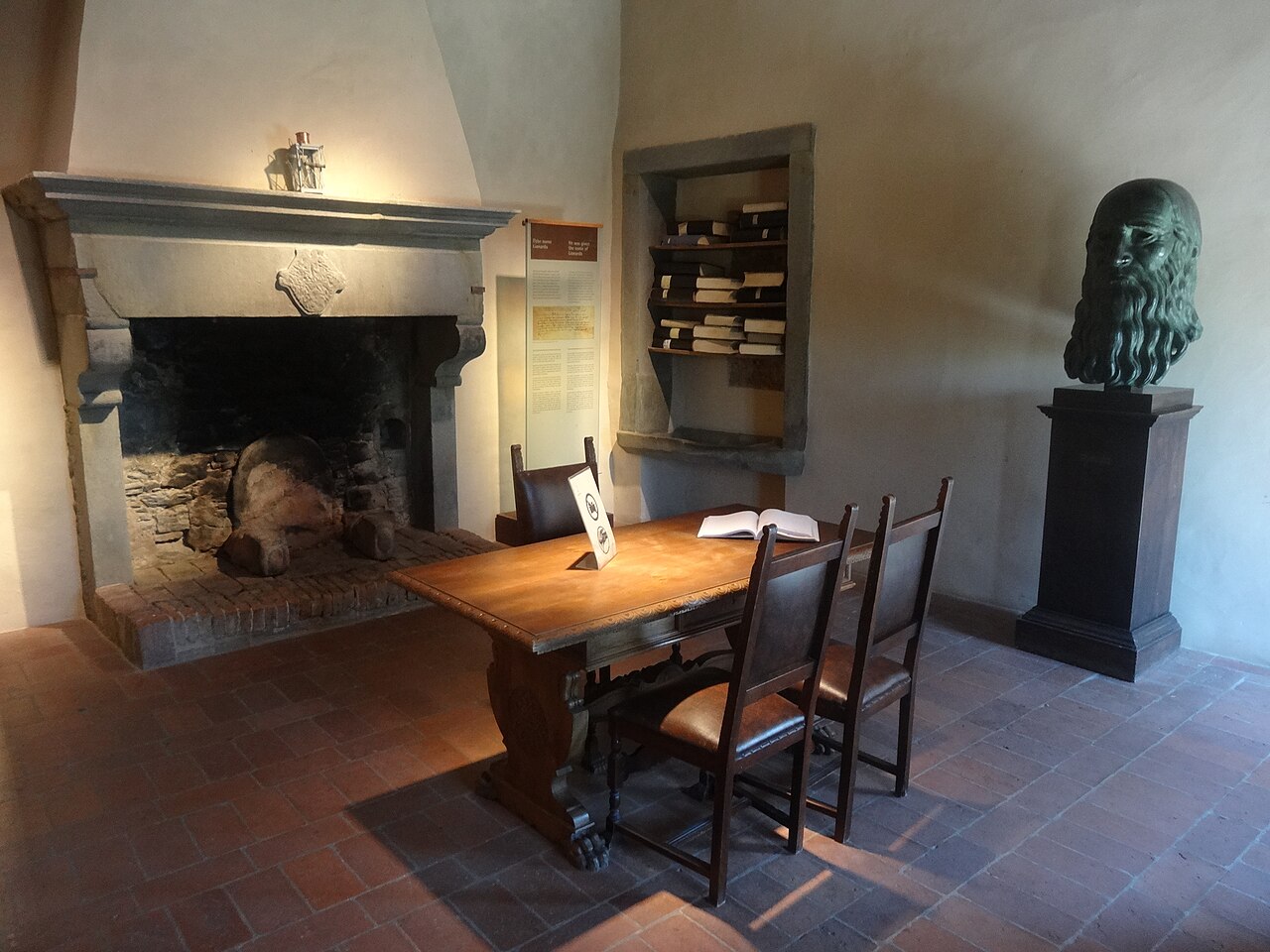 Сучасний музейний інтер’єр будинку в Анк’яно / Present-day museum interior in the Anchiano house, with fireplace and visitor display; not a reconstruction or proof of the 1452 birth room.