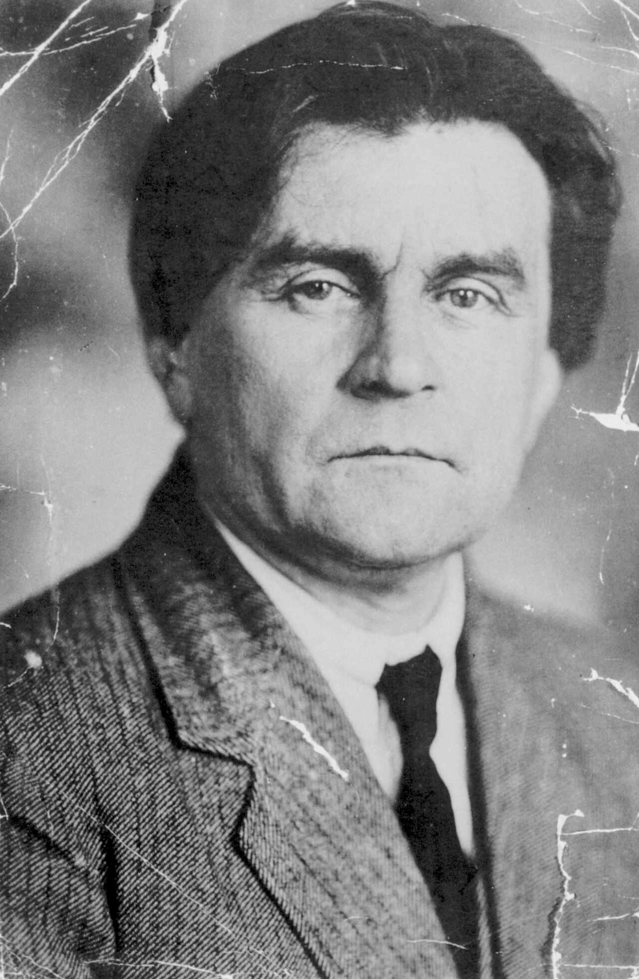 Фотографічний портрет Малевича / Photographic portrait of Malevich, circa 1925; contextual portrait, not a photograph of teaching in Kyiv.