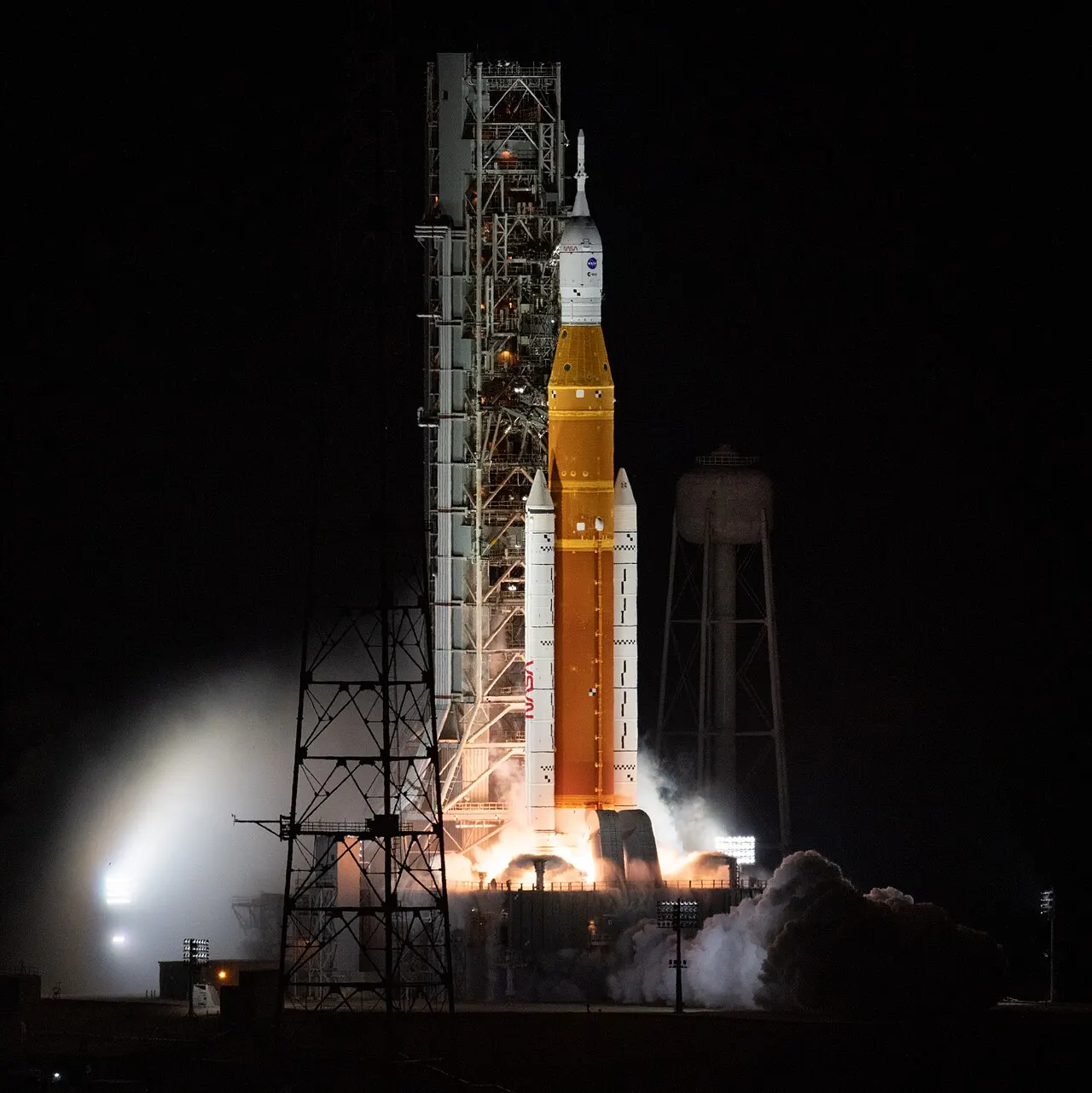 Документальне фото запуску Artemis I, 16 листопада 2022 року; пізніше за аудит 2021 року / Documentary photograph of Artemis I launching on 16 November 2022; later than the 2021 audit.