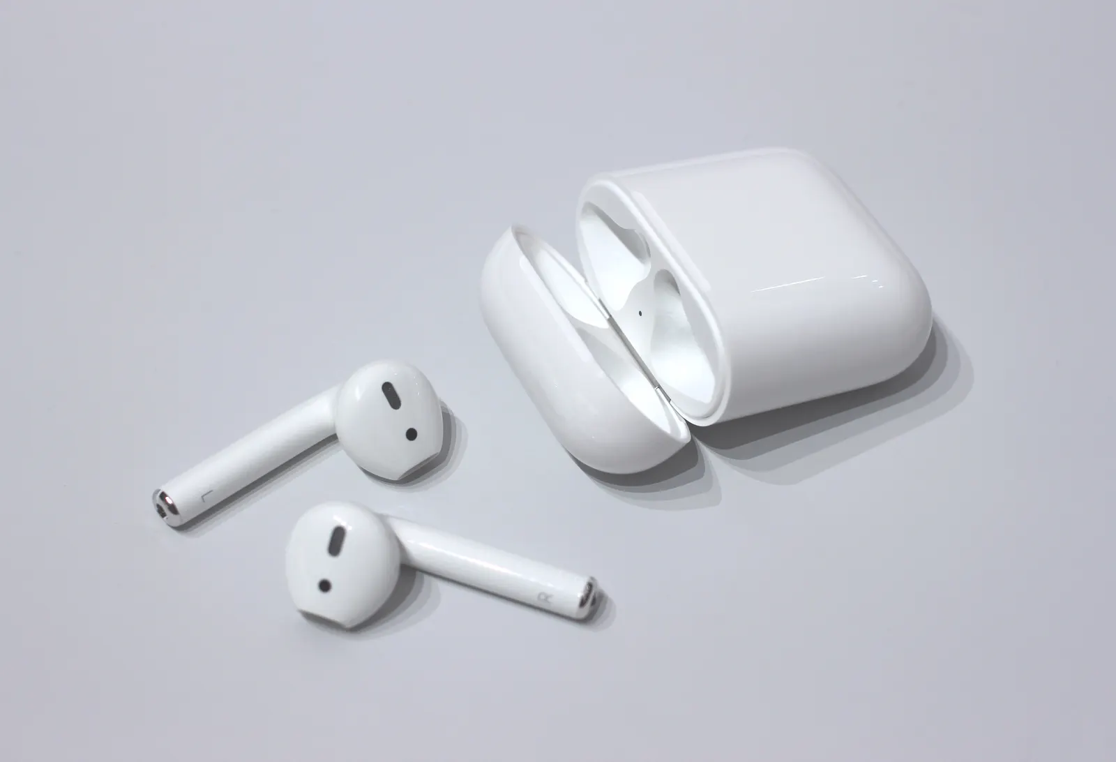 first-generation Apple AirPods and charging case, photographed by Maurizio Pesce on 7 September 2016. Original: https://commons.wikimedia.org/wiki/File:AirPods.jpg. CC BY 2.0; credit Maurizio Pesce; no edits.