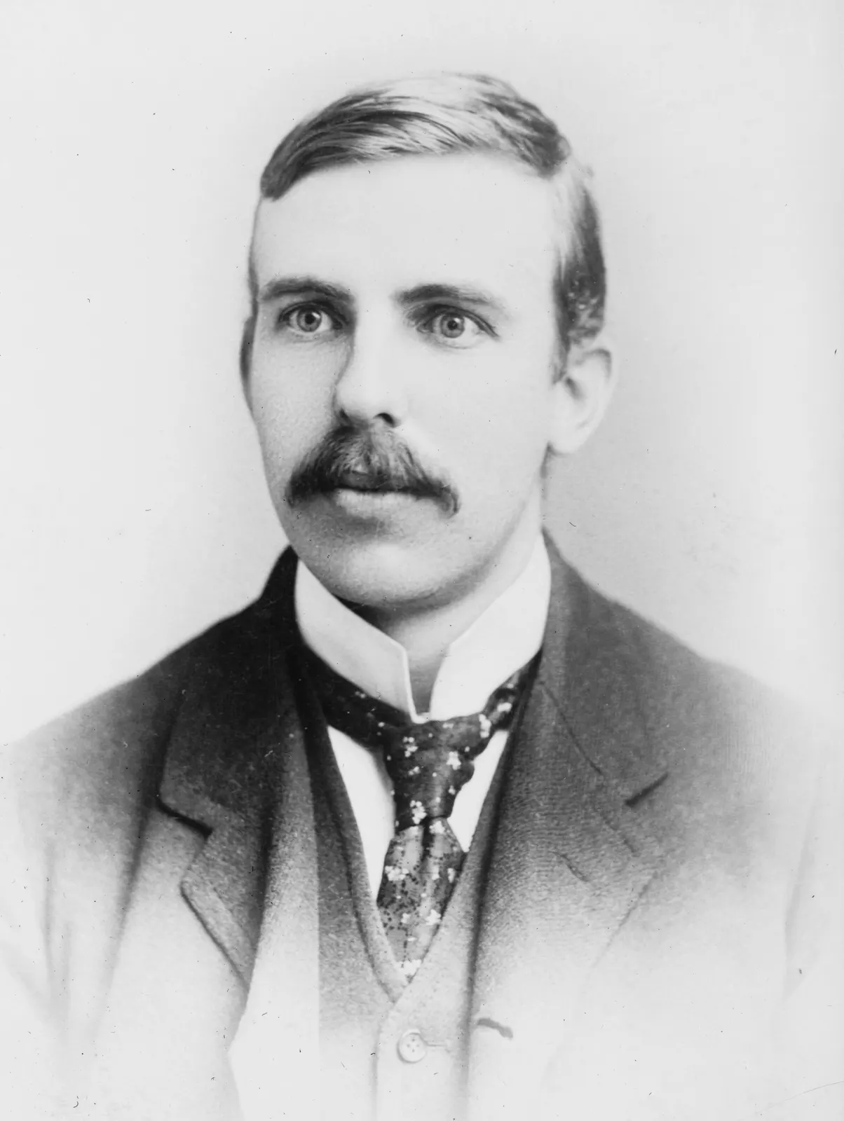 Documentary portrait of Ernest Rutherford, dated 3 December 1908. Bain News Service, from the Library of Congress George Grantham Bain Collection. Public domain; no known copyright restrictions per the Library of Congress. Original Commons file page: https://commons.wikimedia.org/wiki/File:Ernest_Rutherford_1908.jpg. No edits.