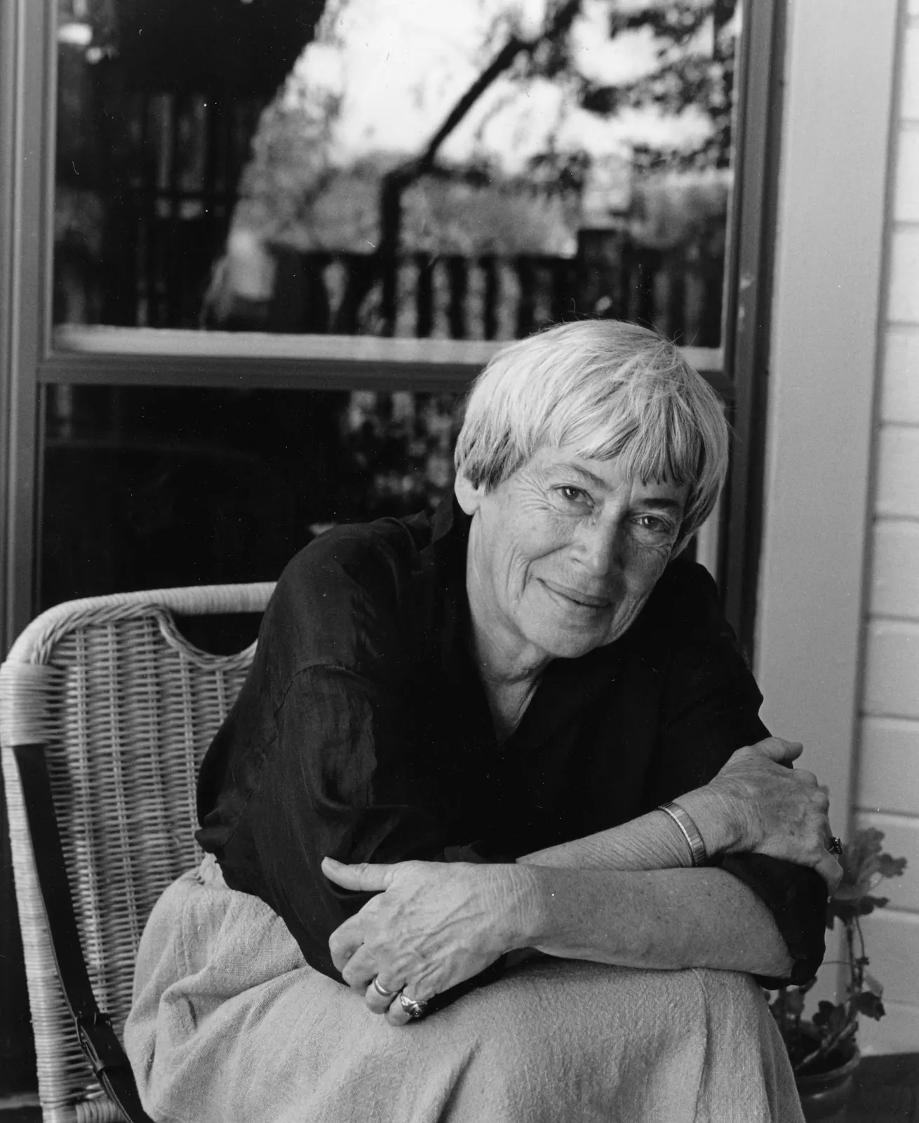 оптимізовано з `media/ursula-le-guin-portrait-1995.jpg`: 1978×2415 px (половина початкової ширини й висоти), JPEG quality 82.