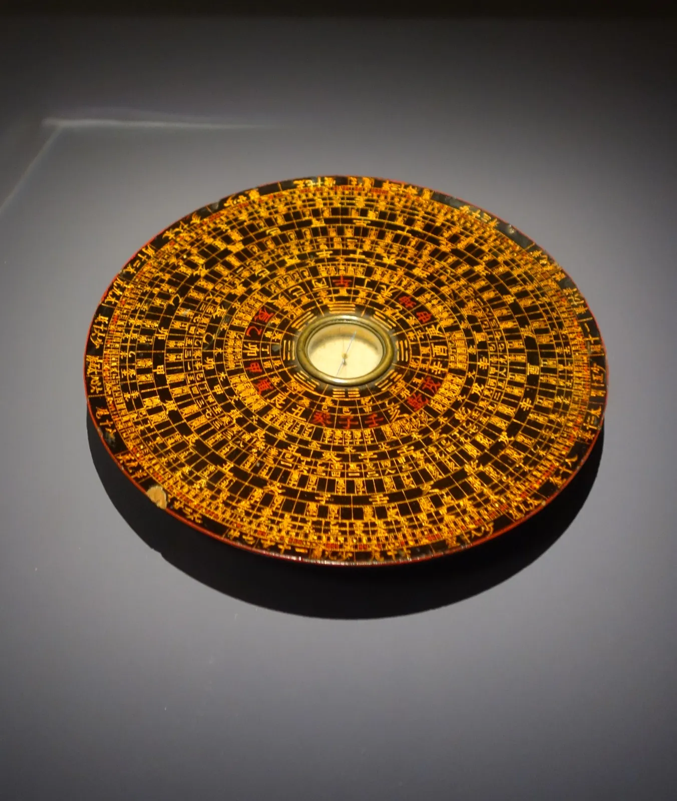 19th-century Qing dynasty fengshui compass (luopan) in Musée Guimet, Paris; photograph by Serein, CC BY-SA 4.0; https://commons.wikimedia.org/wiki/File:Fengshui_Compass_-_Luopan.jpg. A later surviving historical instrument, included as context rather than evidence of the Song compass.