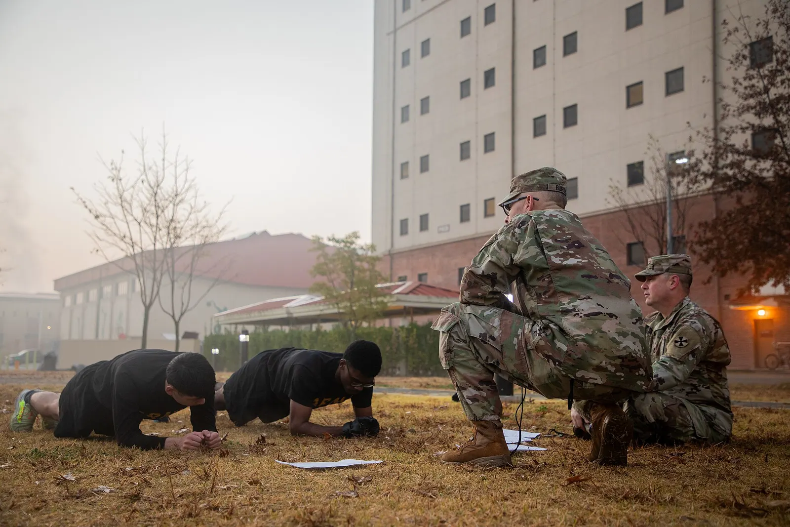 U.S. Army soldiers performing the timed plank event during an Army Combat Fitness Test; photographer Pfc. Michelle Lessard-Terry; U.S. federal government public domain. Original page: https://commons.wikimedia.org/wiki/File:20th_Public_Affairs_Detachment_Soldiers_Take_the_Army_Combat_Fitness_Test_(8806557).jpg. Credit: U.S. Army photo by Pfc. Michelle Lessard-Terry.