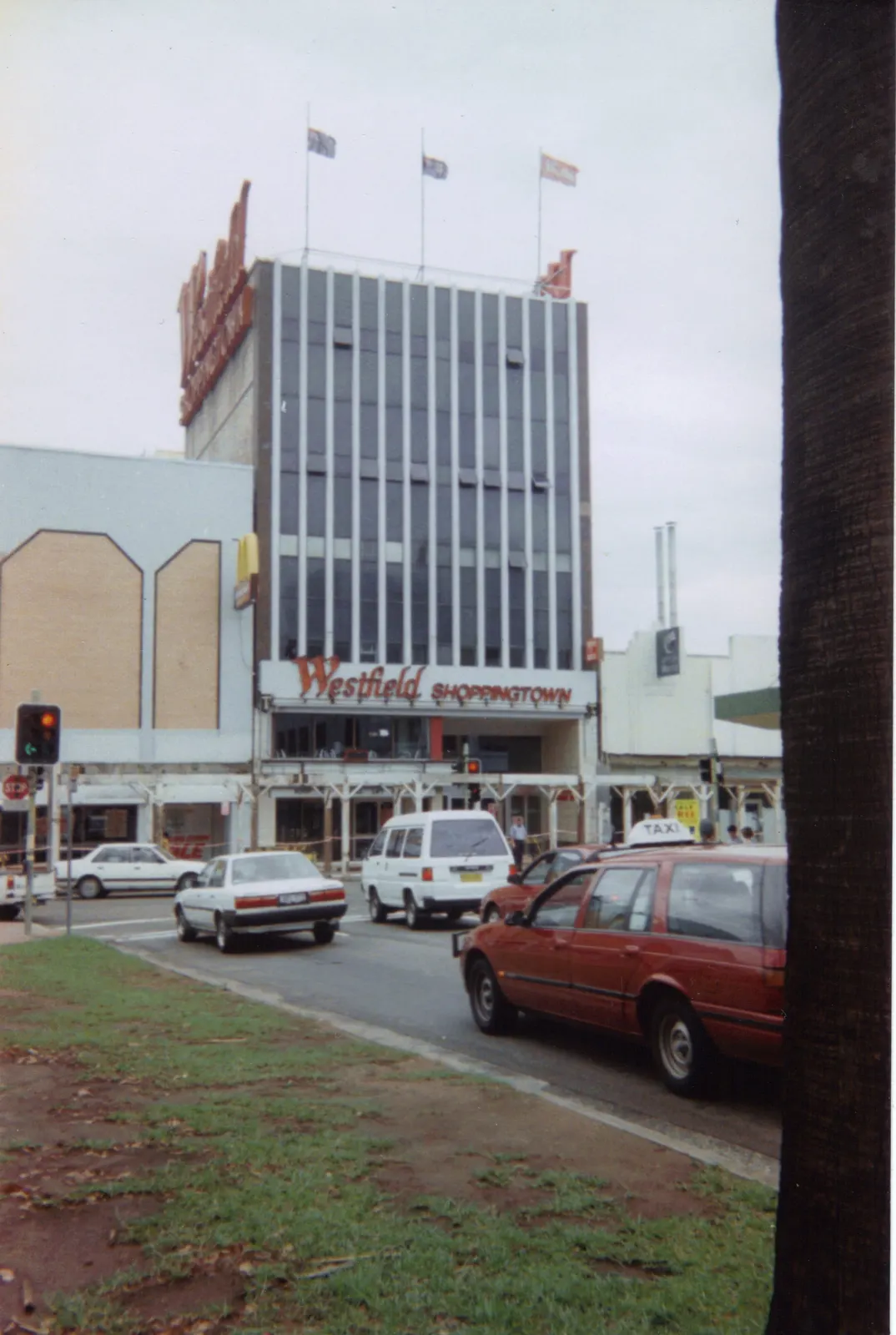 оптимізовано з `media/westfield-burwood-1999.jpg`: 2380×3547 px (половина початкової ширини й висоти), JPEG quality 82.
