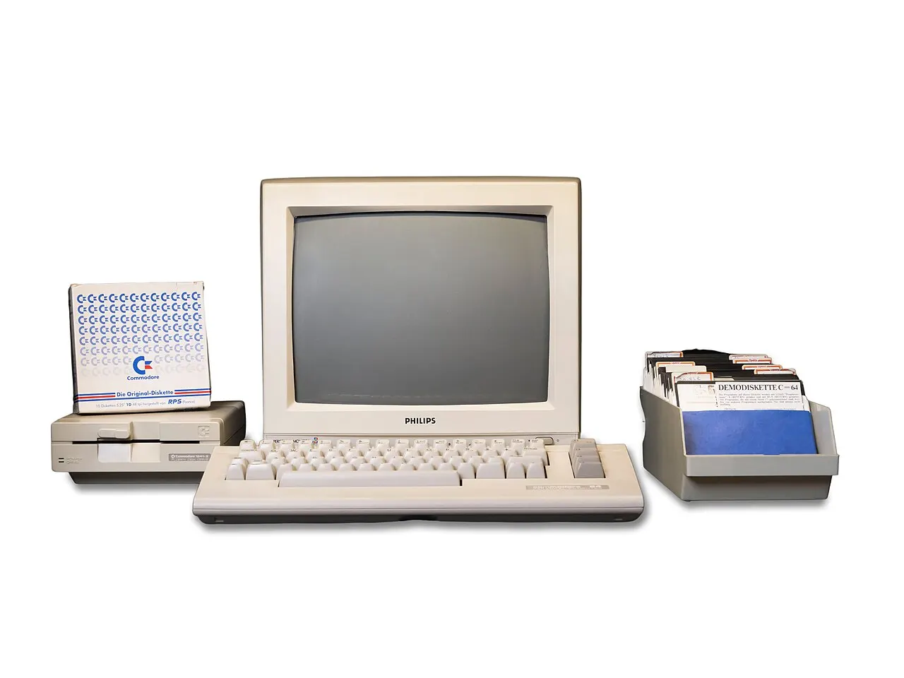 Комп’ютер Commodore 64 із монітором у Німецькому музеї (Deutschlandmuseum), фото датоване приблизно 1980–1990 роками; контекст домашньої обчислювальної техніки, якою користувався ранній Habitat, а не фото самого Habitat. / Commodore 64 computer and monitor at the Deutschlandmuseum, dated approximately 1980–1990; context for the home-computing platform used by early Habitat, not an image of Habitat itself.