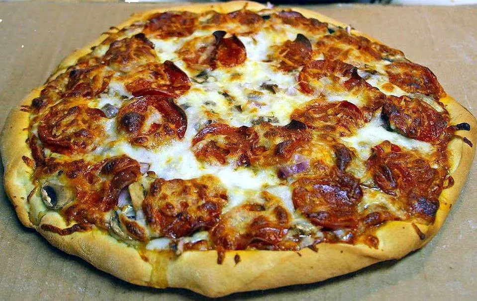 Документальне фото піци пепероні, не тих історичних піц / documentary photo of a pepperoni pizza, not the historic pizzas. Original page: https://commons.wikimedia.org/wiki/File:Pepperoni_pizza.jpg. Creator: Jon Sullivan, PD Photo.org; public domain dedication/CC0 conditions stated on page. Courtesy attribution: Jon Sullivan / PD Photo.org. No edits.