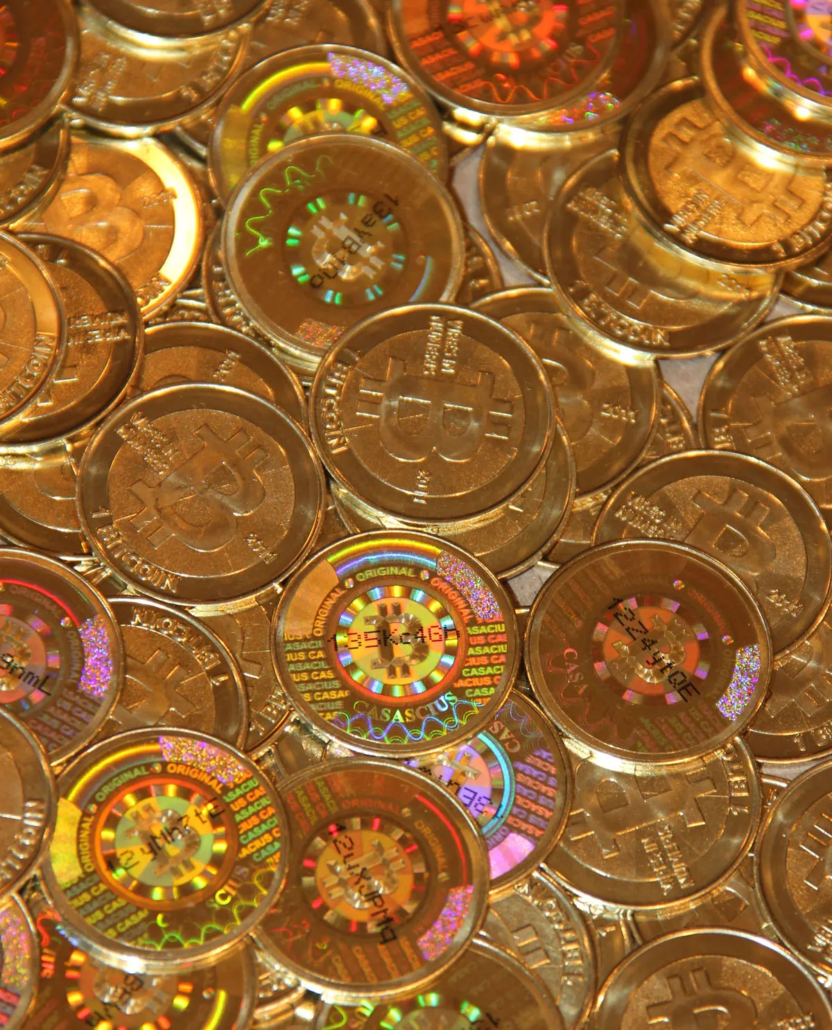 Документальне фото фізичних Casascius Bitcoin coins / documentary photo of physical Casascius Bitcoin coins. Original page: https://commons.wikimedia.org/wiki/File:Physical_Bitcoin_by_Mike_Cauldwell_(Casascius).jpg. Creator: Mike Cauldwell. Rights: copyright holder permits unrestricted redistribution, commercial use, and modification, as recorded on Commons. Attribution: Mike Cauldwell (Casascius). No edits.