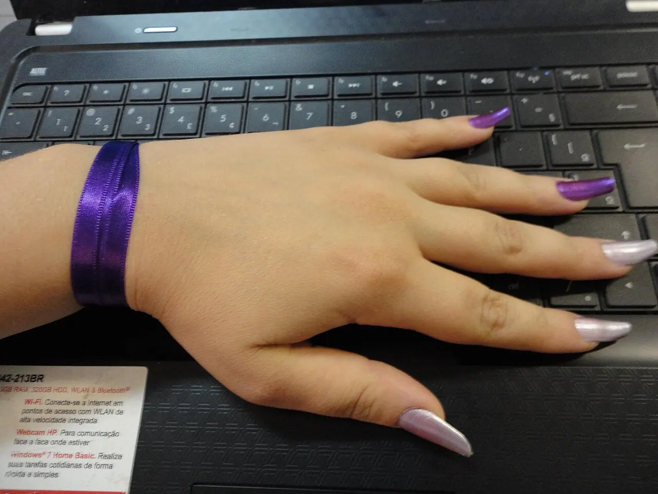 contextual photograph of another person wearing long decorative nails; not Ayanna Williams or her nails. Original page: https://commons.wikimedia.org/wiki/File:Longnail.jpg. Creator Biamelie. CC BY-SA 4.0 (https://creativecommons.org/licenses/by-sa/4.0/). Attribution: Biamelie, “Longnail,” CC BY-SA 4.0, via Wikimedia Commons.
