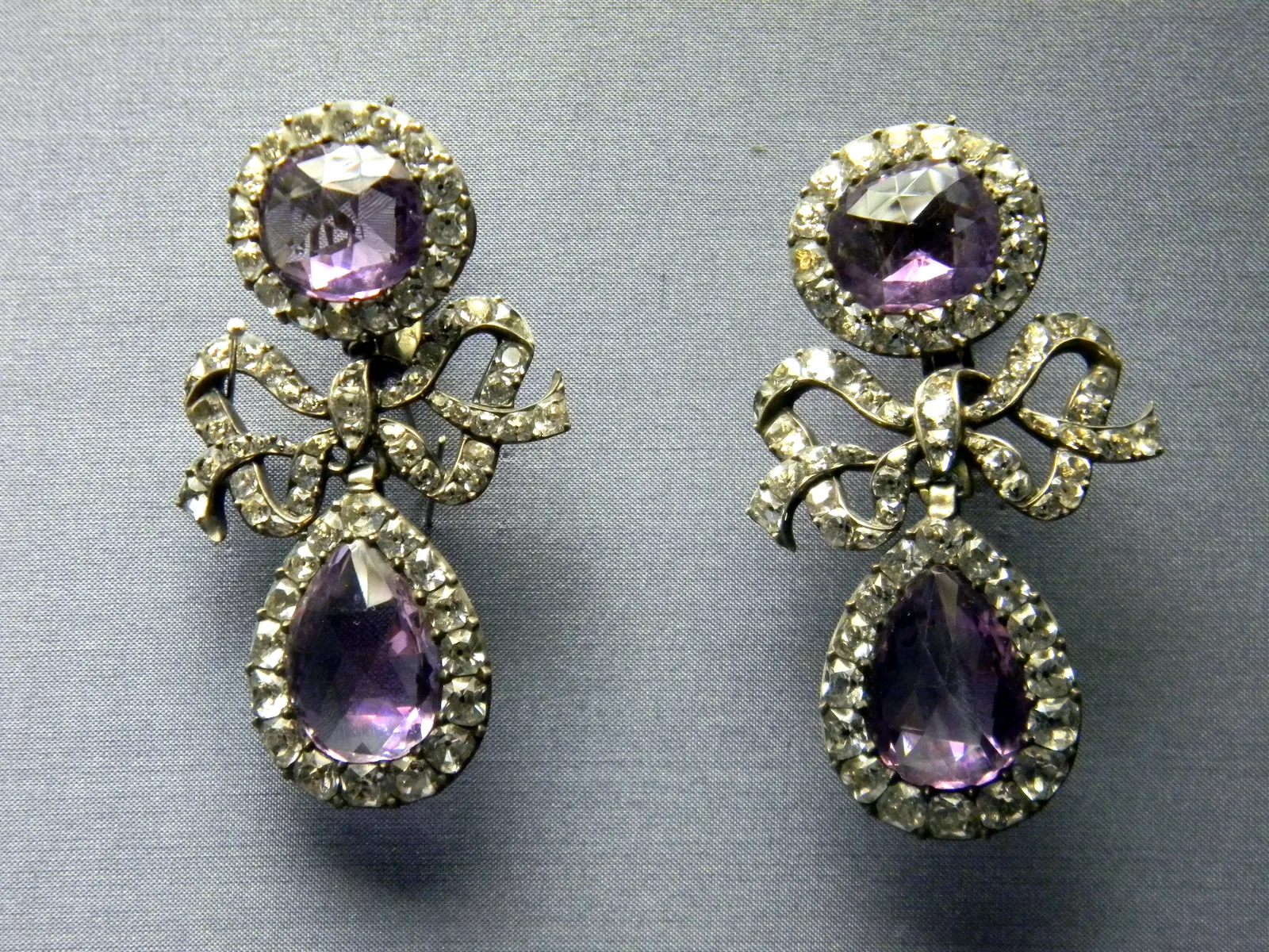 photograph of an eighteenth-century Portuguese pair of earrings from a set, at Lisbon’s National Museum of Ancient Art. Photographer: Manederequesens. Original asset: https://commons.wikimedia.org/wiki/File:18th_century_portuguese_earrings_(from_a_set),_National_Museum_of_Ancient_Art.JPG. CC BY-SA 4.0: https://creativecommons.org/licenses/by-sa/4.0/. Attribution: Manederequesens, Wikimedia Commons. Unmodified.