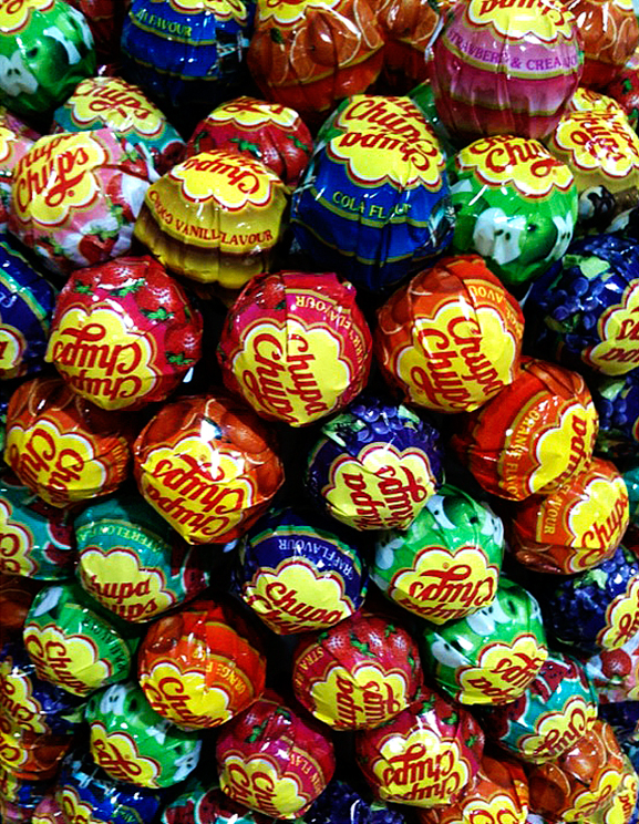 Упаковки Chupa Chups із квітковим знаком / Chupa Chups wrappers showing the flower-shaped brand mark.