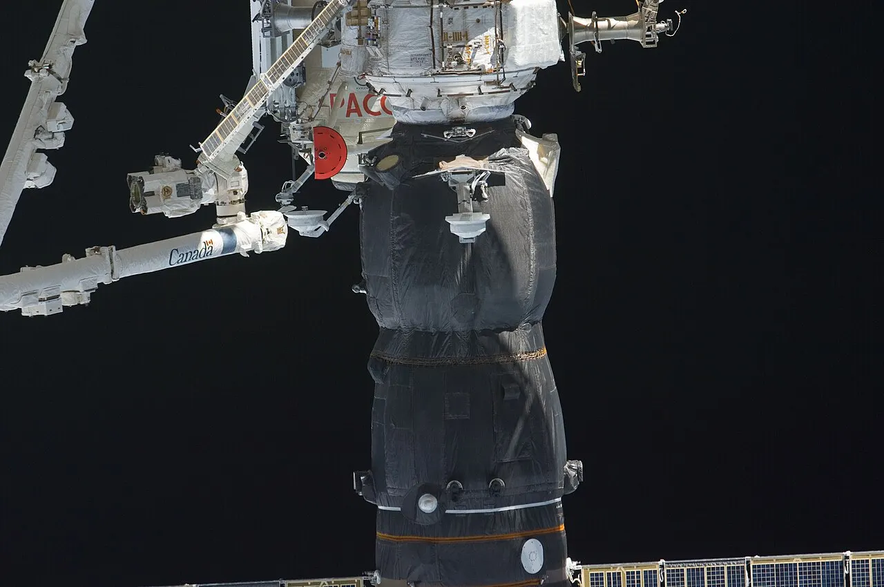 МКС, знята під час обльоту в місії STS-132 у 2010 році, NASA / ISS photographed during the STS-132 fly-around in 2010, NASA; a dated configuration, not its present exact state.