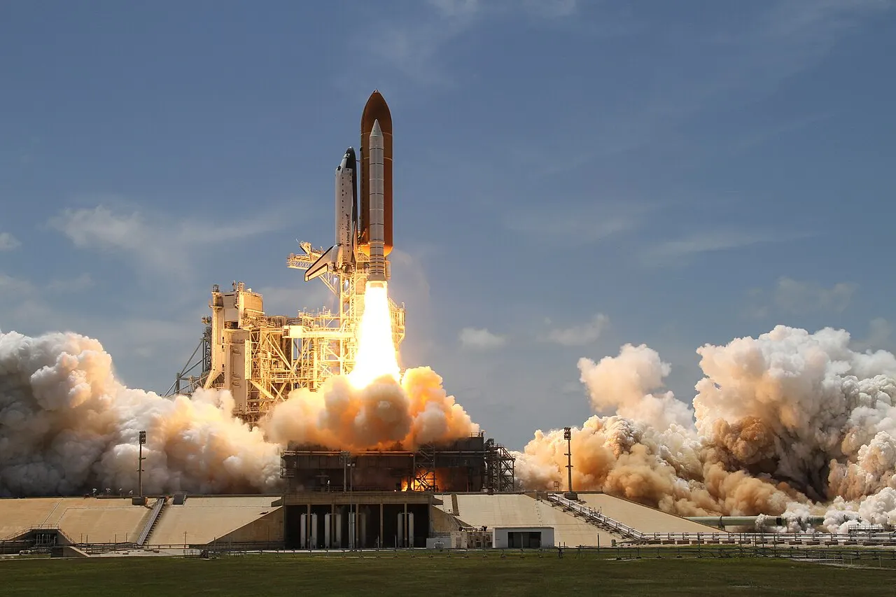 Старт шатла Atlantis у місії STS-132, яка доставляла елемент станції, NASA / Space Shuttle Atlantis launching on STS-132, a station assembly mission, NASA.