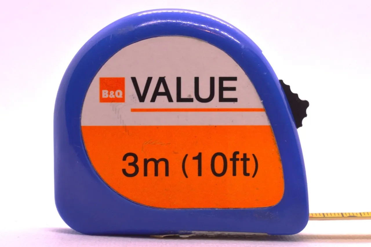 B&Q three-metre tape measure; contextual documentary photograph illustrating measurable length, not GWR equipment or a record attempt. Photographer 多多123, Wikimedia Commons, https://commons.wikimedia.org/wiki/File:B%26Q_Tape_Measure.jpg, CC BY 4.0 (https://creativecommons.org/licenses/by/4.0/). Attribution: 多多123, “B&Q Tape Measure,” CC BY 4.0, via Wikimedia Commons. Resized to 1280 px longest dimension; checked 2026-10-18.