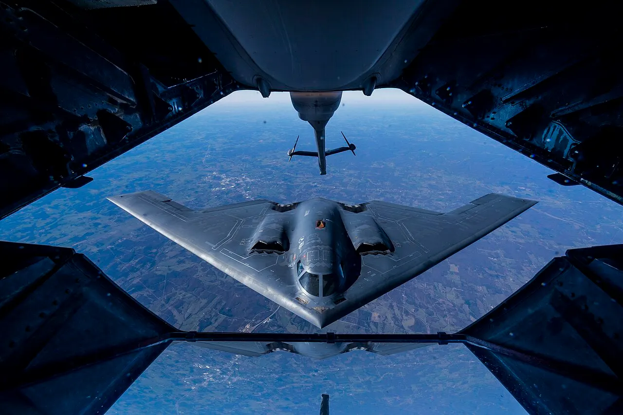 B-2 під час дозаправлення від KC-10, 2016; документальне фото USAF / B-2 during aerial refueling from a KC-10, 2016; documentary USAF photograph.