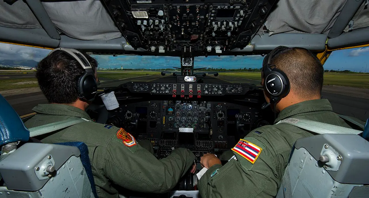 Екіпаж літака-заправника KC-135 рулить перед місією підтримки B-2 і B-52 у 2014 році; це не кабіна B-2 / KC-135 tanker crew taxiing before a 2014 mission supporting B-2 and B-52 aircraft; this is not a B-2 cockpit.