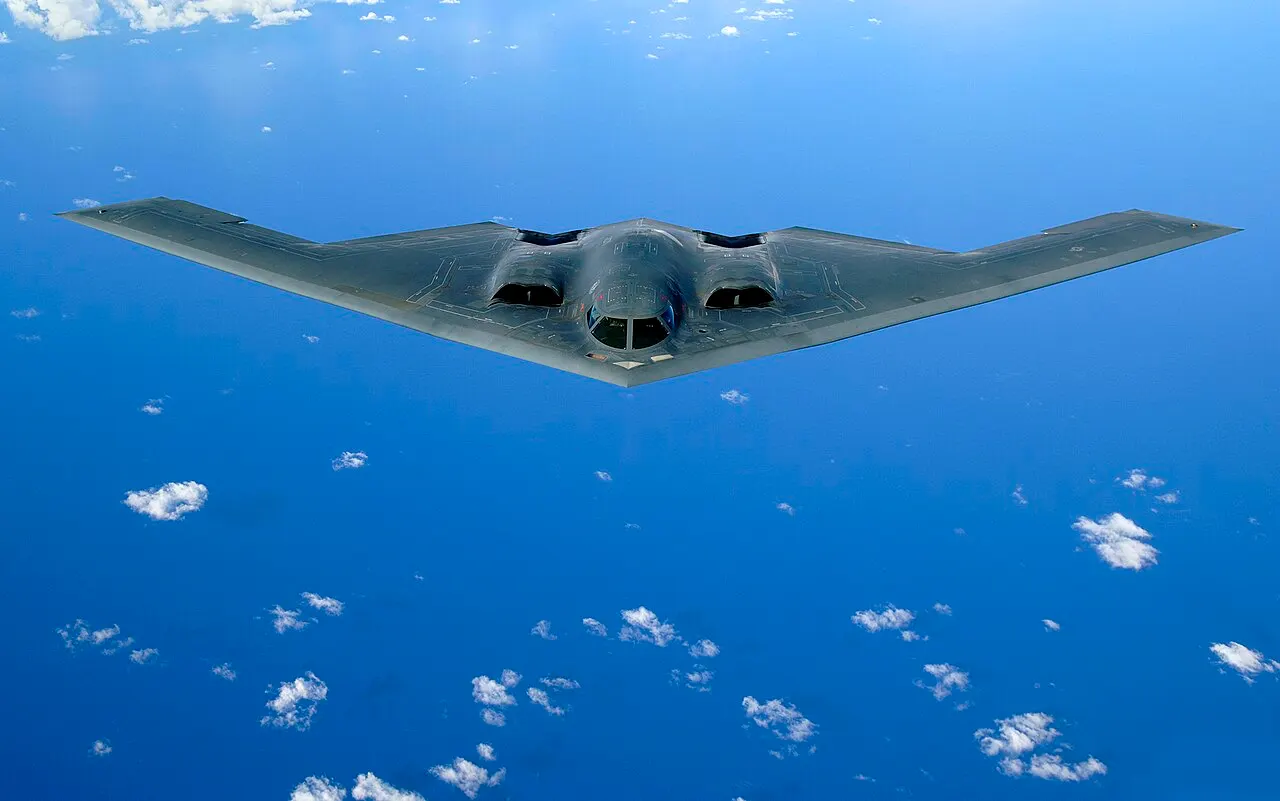 Бомбардувальник B-2 Spirit у польоті, офіційне фото USAF / B-2 Spirit bomber in flight, official USAF photograph.
