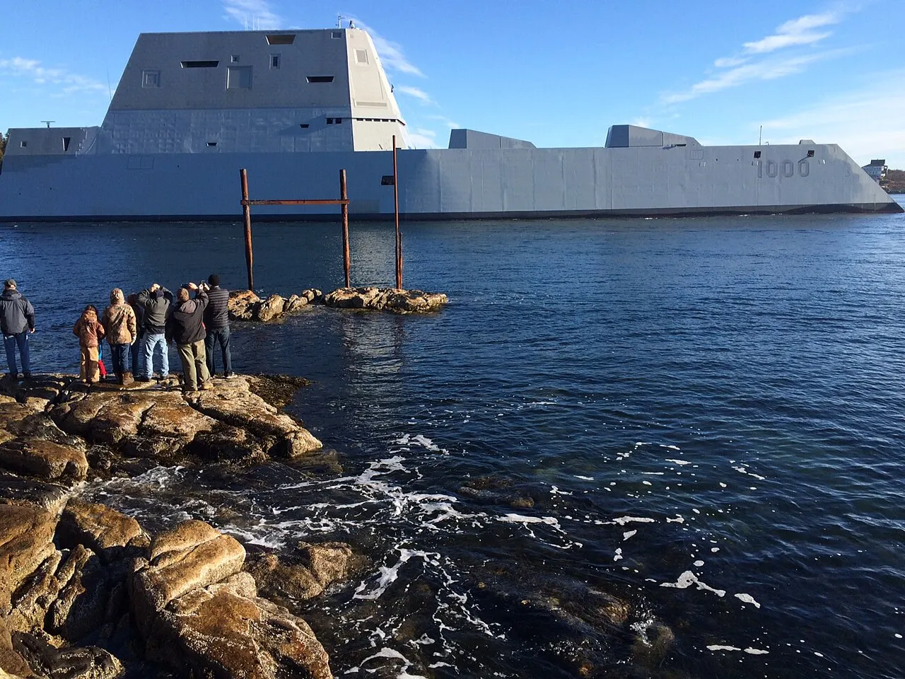 USS Zumwalt під час першого виходу в море, грудень 2015 року, ВМС США / USS Zumwalt underway for the first time in December 2015, U.S. Navy.
