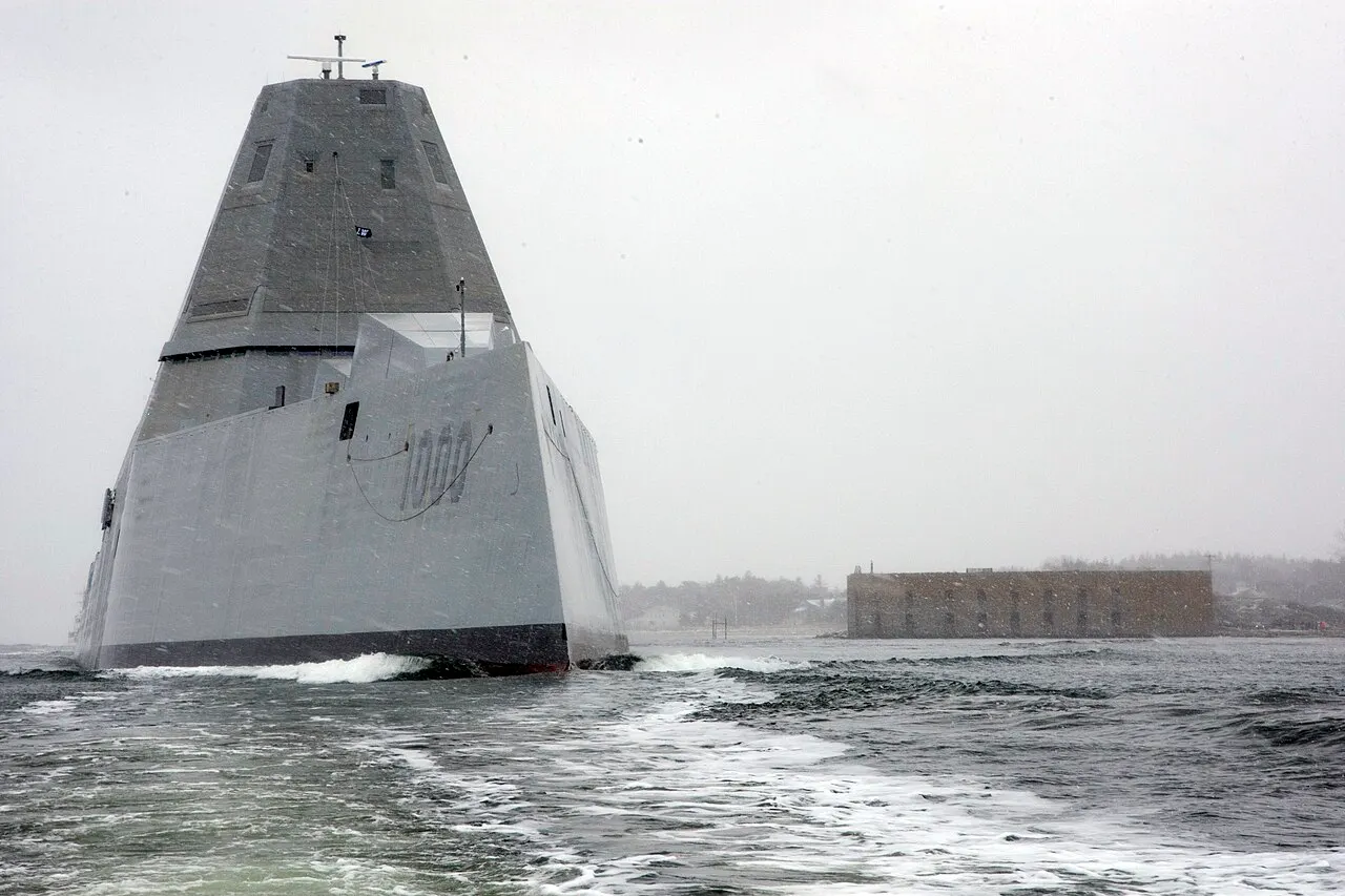 Документальне фото Zumwalt у березні 2016 року; історичний стан корабля / Documentary photograph of Zumwalt in March 2016; historical ship configuration.