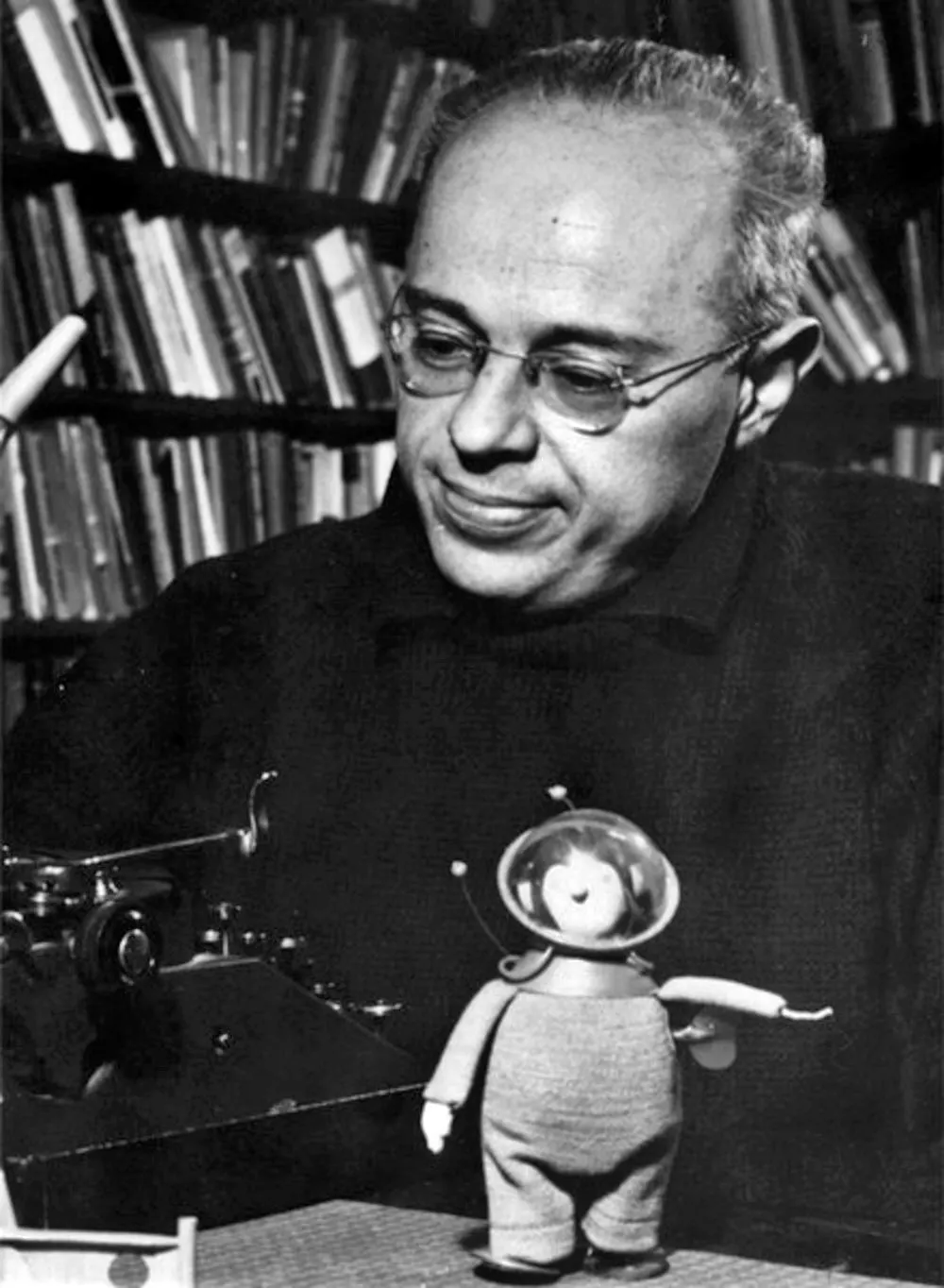 Portrait of Lem in 1966; courtesy of secretary Wojciech Zemek; Lem estate permission, CC BY-SA 3.0. Attribution: Stanisław Lem / courtesy Wojciech Zemek / CC BY-SA 3.0. Original: https://commons.wikimedia.org/wiki/File:Stanis%C5%82aw_Lem.jpg.