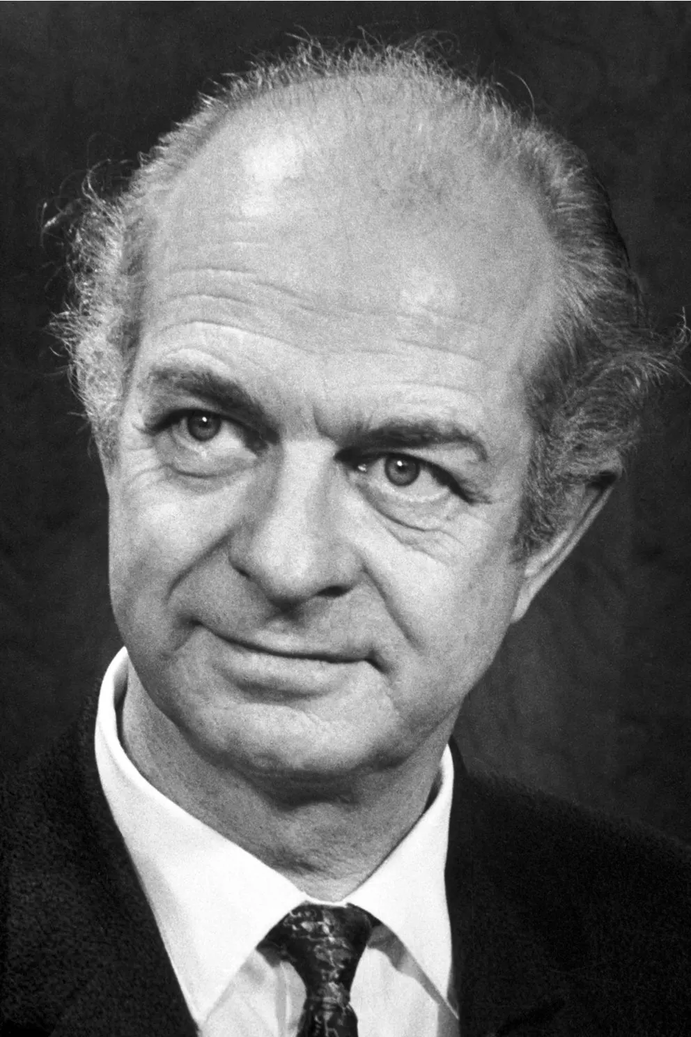 documentary portrait of Linus Pauling, Nobel laureate in Chemistry and Peace. [Wikimedia Commons file page](https://commons.wikimedia.org/wiki/File:Linus_Pauling_1962.jpg), source identified as NobelPrize.org; rights holder Nobel Foundation, photographer not identified. Commons documents public-domain status in Sweden and the United States under stated photograph/publication rules; jurisdiction caveats apply. Attribution: “Nobel Foundation, via Wikimedia Commons.” Copied unchanged from fact 1638.