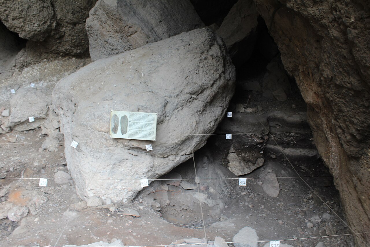 Areni-1 Cave, Vayots Dzor, Armenia, Wikimedia Commons, CC BY-SA 4.0. Contextual location image; does not depict the skirt fragment. https://commons.wikimedia.org/wiki/File:Areni-1_Cave,_Vayots_Dzor,_Armenia_2023_01.jpg