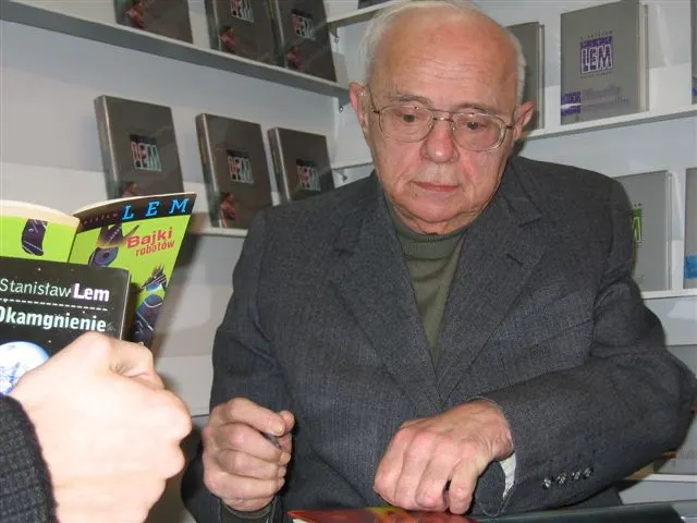 documentary photo by Mariusz Kubik, 30 October 2005. Commons lists CC BY-SA 3.0 and CC BY 2.5; use CC BY 2.5, attribution “Mariusz Kubik / CC BY 2.5”; unedited. [Original page](https://commons.wikimedia.org/wiki/File:Stanislaw_Lem_by_Kubik.JPG); [license](https://creativecommons.org/licenses/by/2.5/).