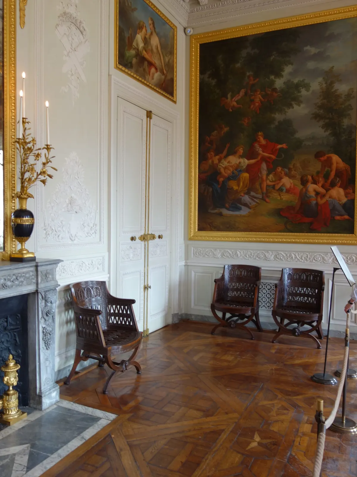 оптимізовано з `media/versailles-interior.jpg`: 1824×2432 px (половина початкової ширини й висоти), JPEG quality 82.