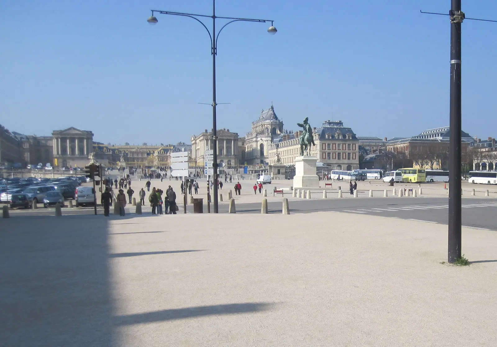 Documentary contextual photograph of the front of the Palace of Versailles. Creator: DiscoA340. Wikimedia Commons, CC BY-SA 4.0; unaltered. Required attribution: DiscoA340, link to license, note no changes. https://commons.wikimedia.org/wiki/File:Front_of_the_Palace_of_Versailles.jpg